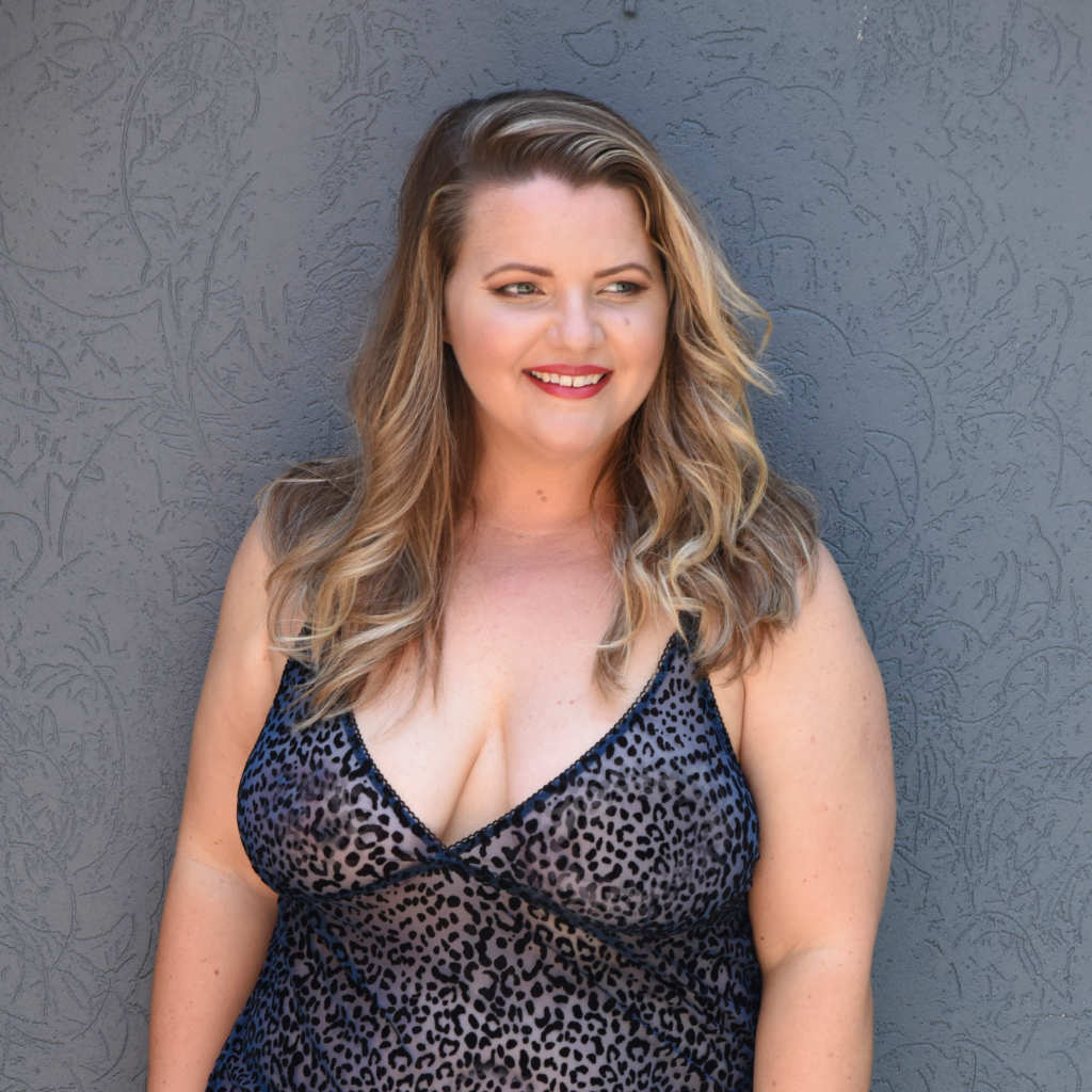 Bella Curves - Plus size model in lingerie